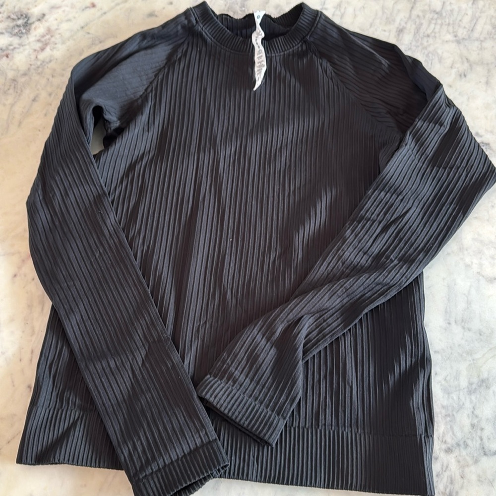Lululemonn black ribbed long sleeve keyhole sleeve. Size 4. Like new